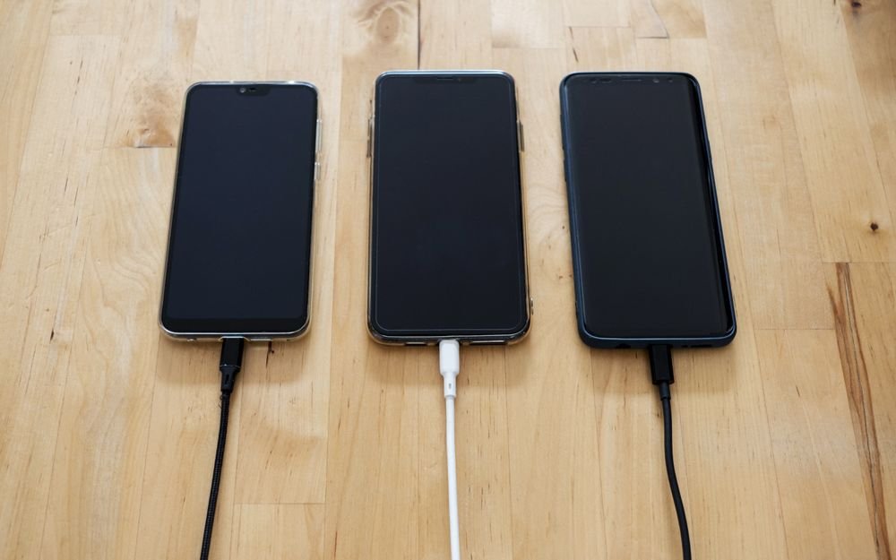 Smartphones carregando