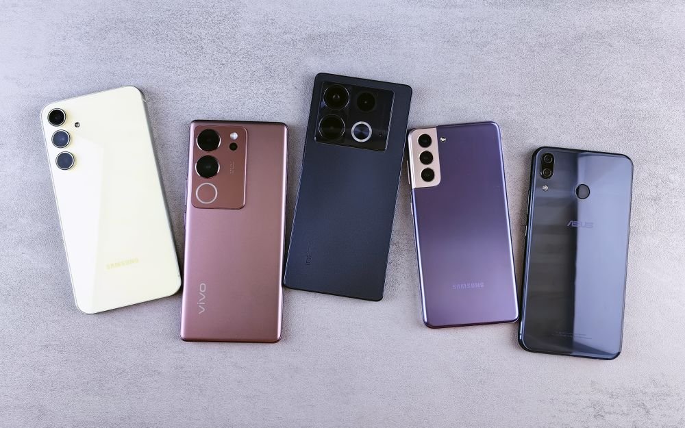 Smartphones novos enfileirados